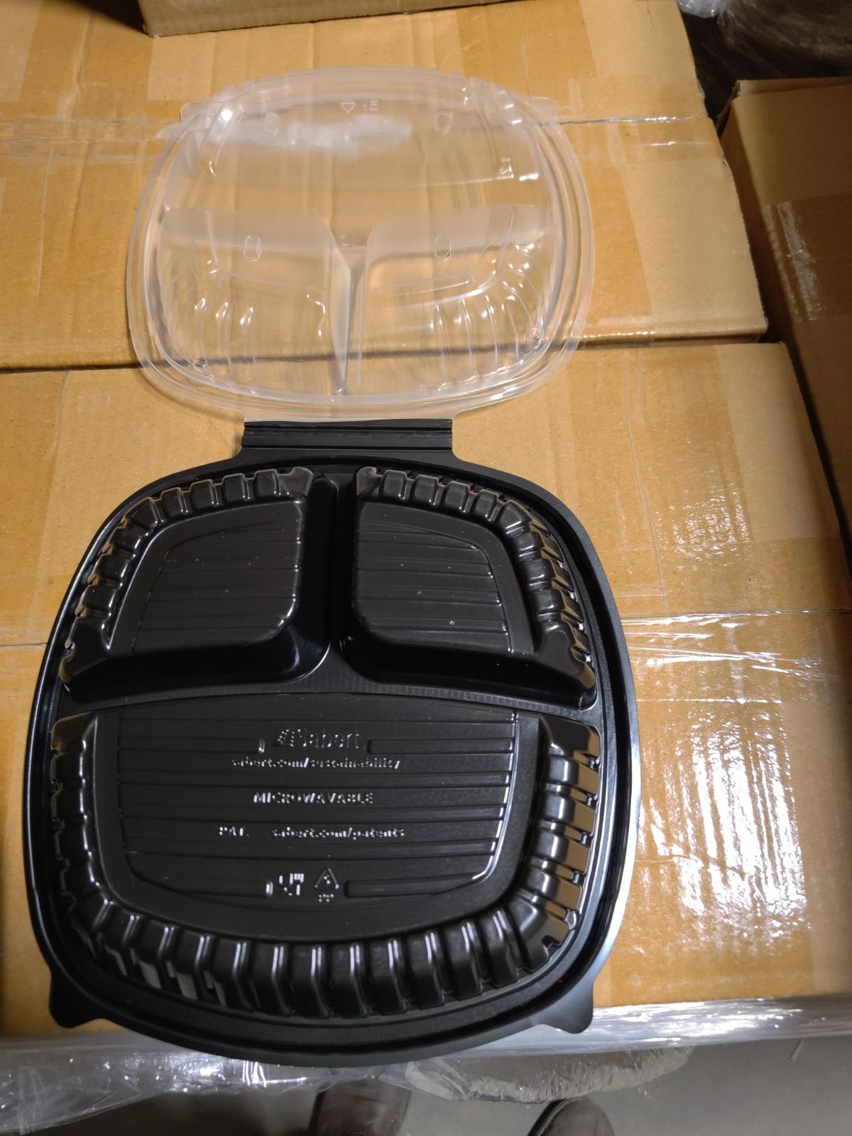 Microwavable hinge plastic containers