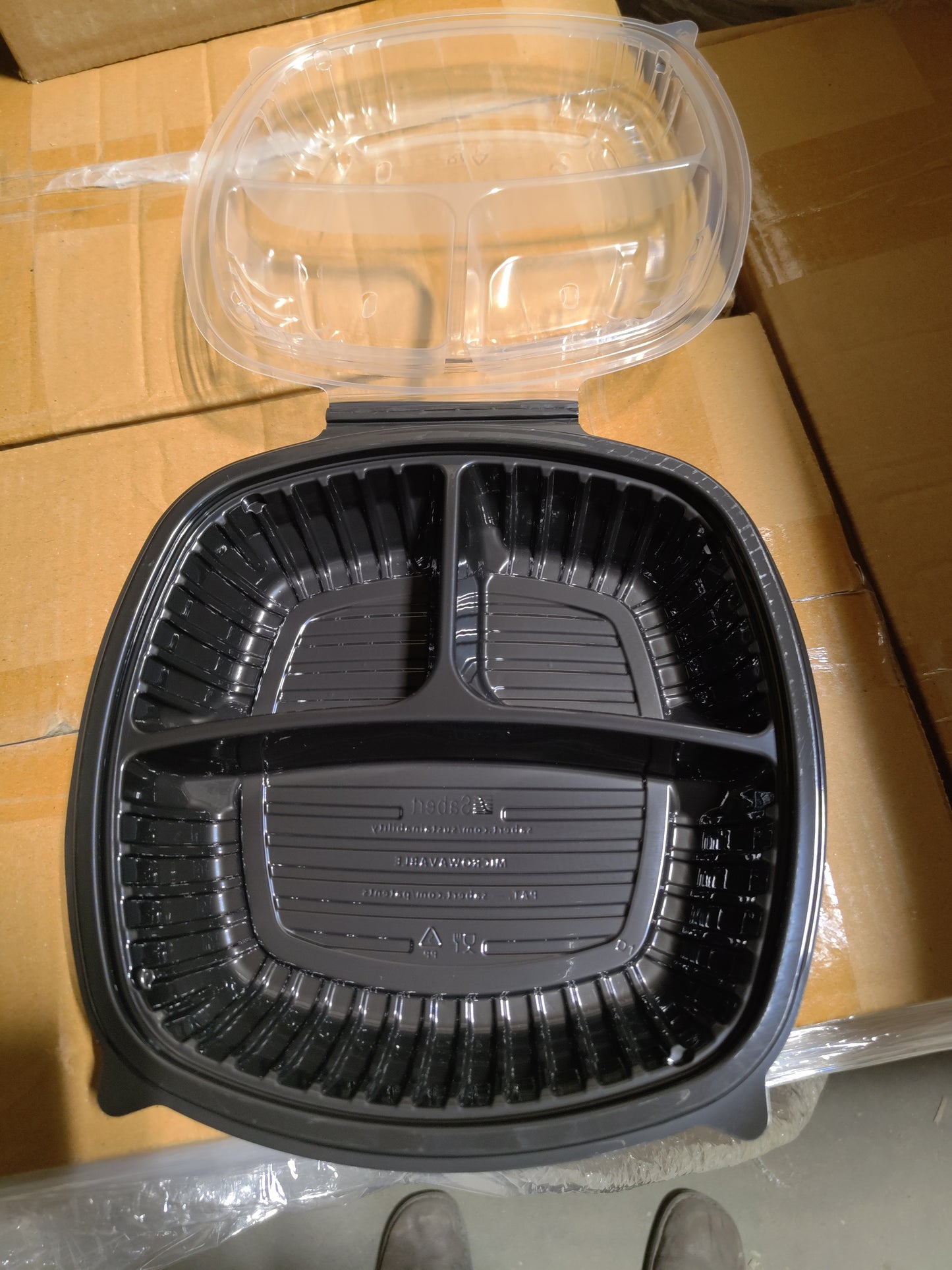 Microwavable hinge plastic containers